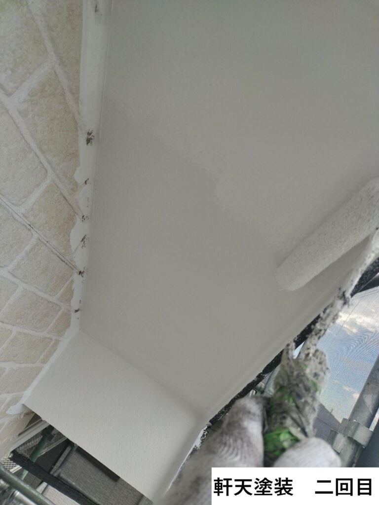 軒天塗装、付帯部の仕上げ塗装を行っていきます。<br />
回数を重ねて塗装することで、美しく発色しています。<br />
